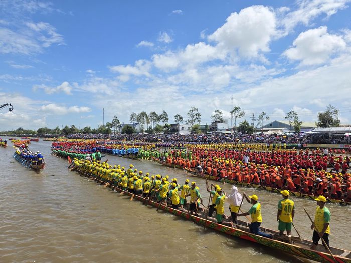 Đua ghe Ngo là môn thể thao và di sản văn hóa truyền thống đặc sắc của đồng bào dân tộc Khmer Nam Bộ.