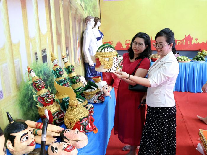 Nghệ thuật chế tác mão và mặt nạ của người Khmer tại Trà Vinh cũ (nay là Vĩnh Long) là di sản văn hóa phi vật thể quốc gia.