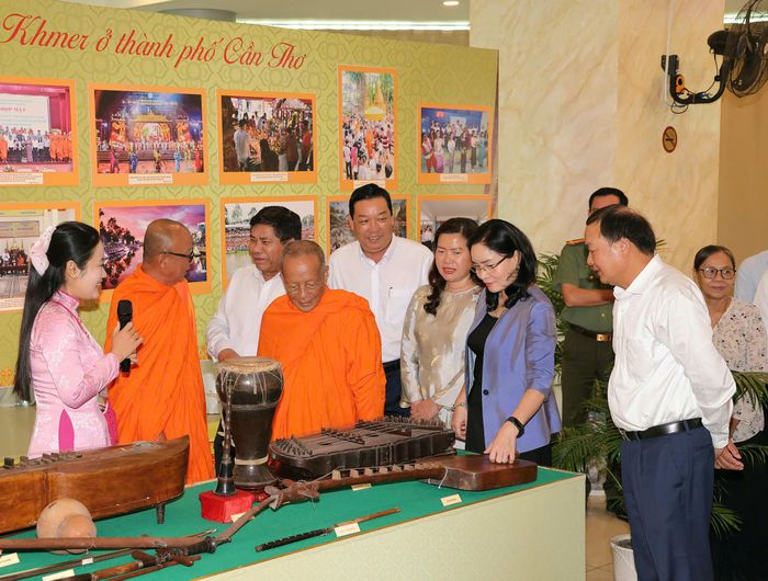 Các đại biểu tham quan, tìm hiểu về các nhạc cụ người dân tộc Khmer.