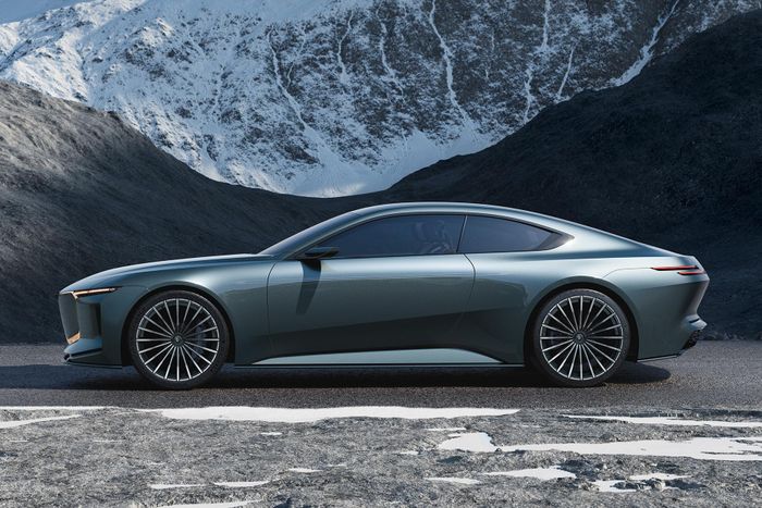 Xe mang phong cách coupe với phần mui vuốt đều và cắt đột ngột xuống khoang hành lý theo thiết kế Kamm. Với kích thước 5.200 mm, chiếc xe còn dài hơn BMW 8 Series.