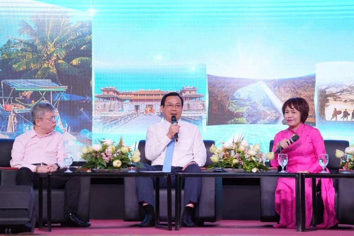  Cục trưởng Cục Du lịch Quốc gia Nguyễn Trùng Khánh (ở giữa) trao đổi tại diễn đàn, chiều 22/5. Ảnh: Cục Du lịch Quốc gia.
