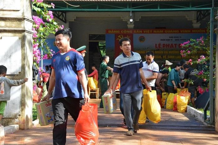 Niềm vui của công nhân vùng biên khi nhận quà từ Binh đoàn 15 và Đoàn Kinh tế - Quốc phòng 17