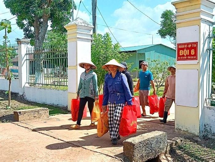 Những bước chân đầy sự vui mừng và phấn khởi khi được đơn vị quan tâm, động viên và trao quà trong Tháng Công nhân năm 2026