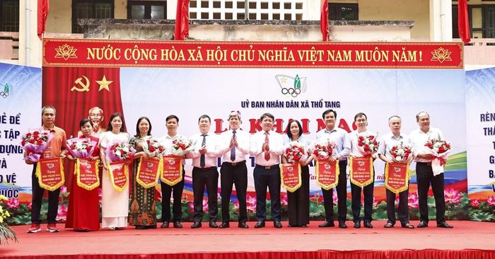 Lãnh đạo xã Thổ tang tặng cờ lưu niệm cho các đơn vị tham gia HKPĐ lần thứ I
