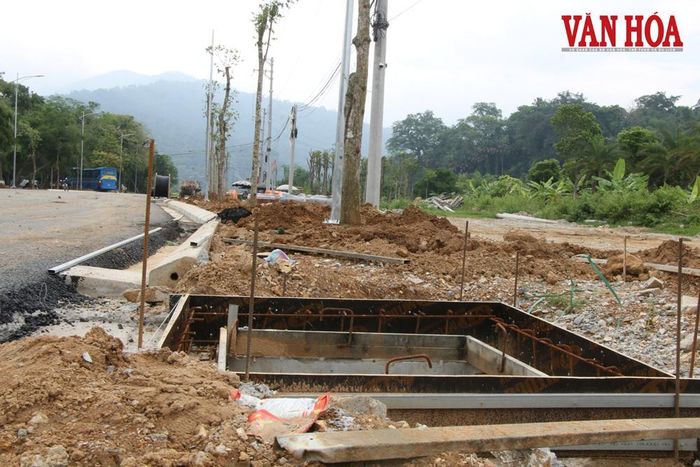 Một số hạng mục vỉa hè, cảnh quan cây xanh đang hoàn thiện