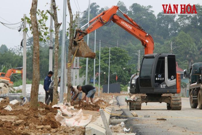 Nhân công, máy móc được huy động hoàn thiện các hạng mục phụ trợ