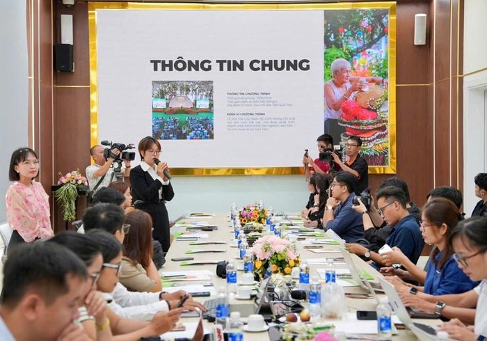 Đại diện Công ty Cổ phần Du lịch Văn hóa Suối Tiên thông tin tại buổi họp báo