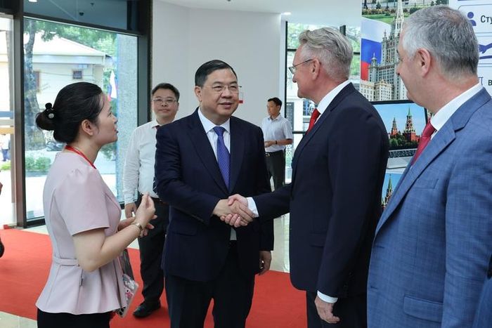Phó Thủ tướng Thường trực Phạm Gia Túc trò chuyện với một số hiệu trưởng trường đại học của Liên bang Nga tham dự Hội nghị - Ảnh: VGP/Phương Nguyên