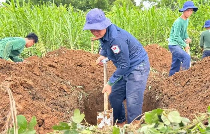 Các cán bộ, chiến sĩ Đội K73 thực hiện công việc tìm kiếm hài cốt liệt sĩ trên đất bạn Campuchia.
