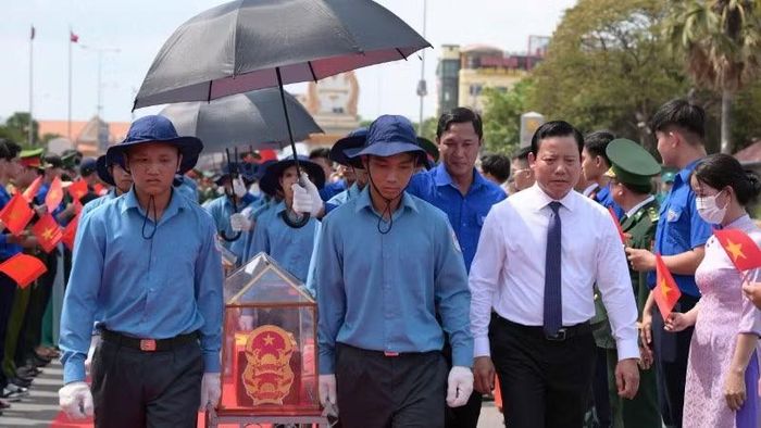 Phó Chủ tịch Ủy ban nhân dân tỉnh Tây Ninh Tây Ninh Phạm Tấn Hòa, Trưởng Ban Chỉ đạo 515 đại diện lãnh đạo đón nhận hài cốt liệt sĩ về với đất mẹ thân yêu.