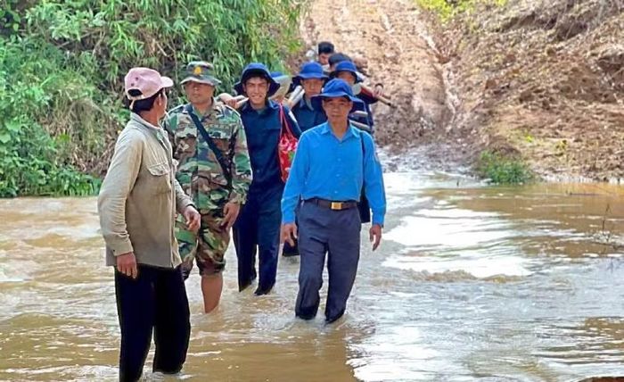 Các cán bộ, chiến sĩ Đội K73 băng suối di chuyển đến địa điểm ghi nhận dấu tích hài cốt liệt sĩ trên đất bạn Campuchia.