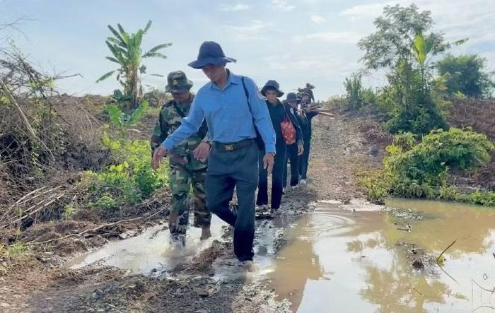 Các cán bộ, chiến sĩ Đội K73 di chuyển đến địa điểm ghi nhận dấu tích hài cốt liệt sĩ trên đất bạn Campuchia.