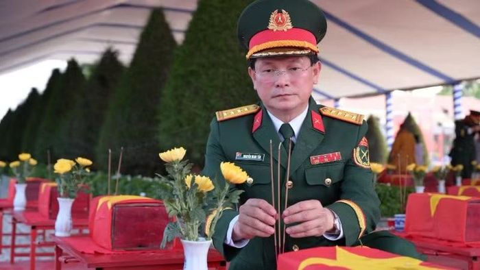 Đại tá Nguyễn Minh Tấn, Phó Chính ủy Bộ Chỉ huy Quân sự tỉnh Tây Ninh, Phó Trưởng ban Chỉ đạo 515 tỉnh thắp hương tưởng niệm các anh hùng liệt sĩ trước giờ truy diệu tại nghĩa trang liệt sĩ Vĩnh Hưng-Tân Hưng.
