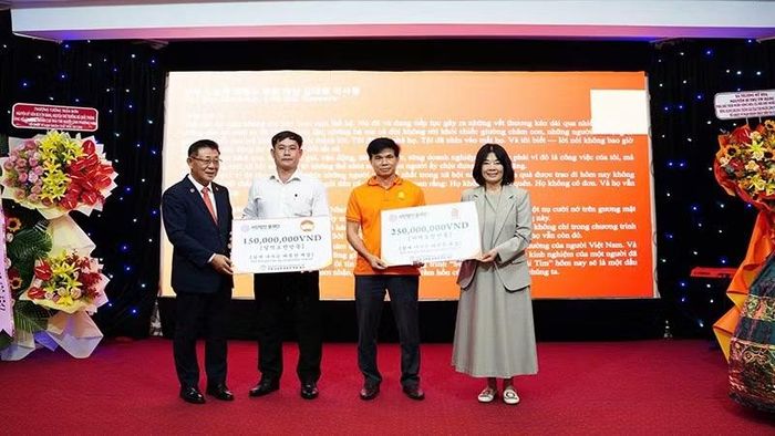 Đại diện hai tổ chức Bom Foundation và Hoavava trao tặng tiền hỗ trợ.