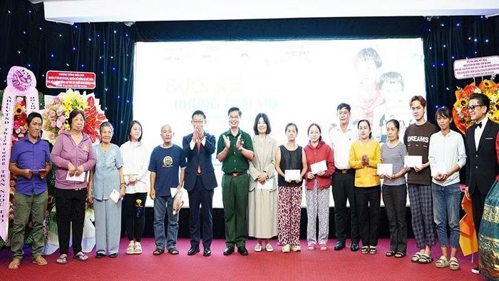 Ban tổ chức tặng quà những gia đình khó khăn trên địa bàn phường Tân Sơn Nhất.