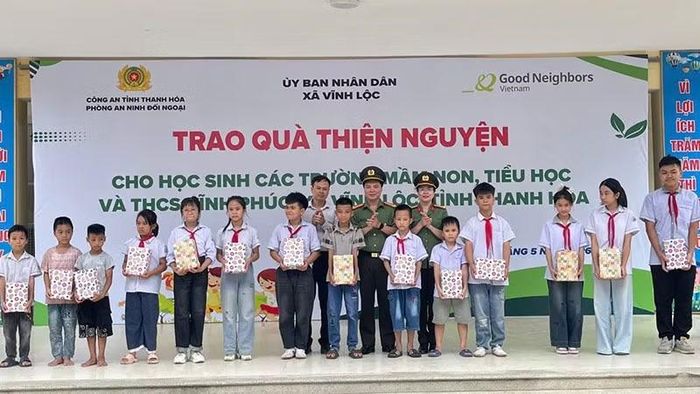 Phòng An ninh đối ngoại trao tặng quà cho học sinh vượt khó, chăm ngoan, học tốt.