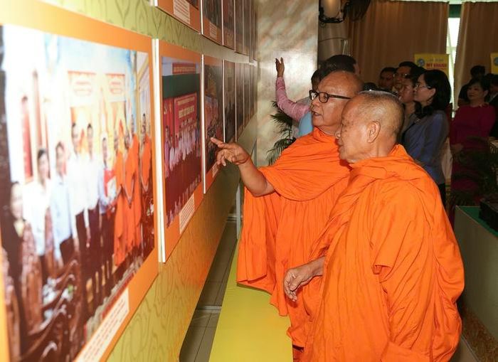 Các đại biểu tham quan và chiêm ngưỡng những hiện vật, hình ảnh về văn hóa của dân tộc Khmer