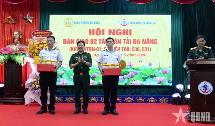 Đại tá Đinh Trường Sơn trao chìa khóa tượng trưng và tặng quà 2 tàu. 