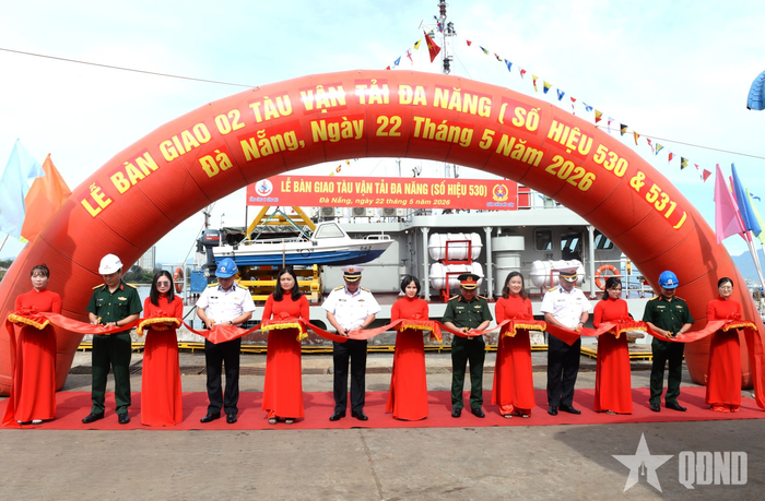  Các đại biểu thực hiện nghi thức cắt băng bàn giao 2 tàu vận tải đa năng. 