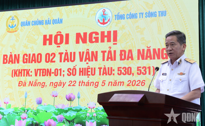  Chuẩn đô đốc Nguyễn Đình Hùng, Phó tư lệnh Quân chủng Hải quân phát biểu tại hội nghị. 
