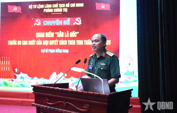  Đại tá Phạm Hồng Sang, Phó chủ nhiệm Chính trị Bộ tư lệnh Lăng Chủ tịch Hồ Chí Minh trình bày phần thi thuyết trình với nội dung "Quan điểm "Dân là gốc": Thước đo cao nhất của mọi quyết sách theo tinh thần Đại hội XIV của Đảng".