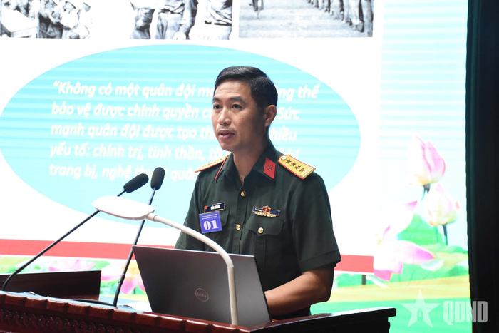  Đại tá Trần Hữu Nam, Chánh văn phòng Bộ tư lệnh Lăng Chủ tịch Hồ Chí Minh trình bày nội dung thuyết trình với chủ đề "Xây dựng Quân đội cách mạng, chính quy, tinh nhuệ, hiện đại theo Nghị quyết Đại hội Đảng bộ Quân đội lần thứ XII".