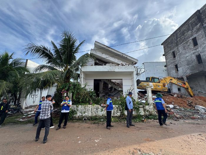  Lực lượng chức năng giám sát việc cưỡng chế các công trình xây dựng trái phép tại Phú Quốc 