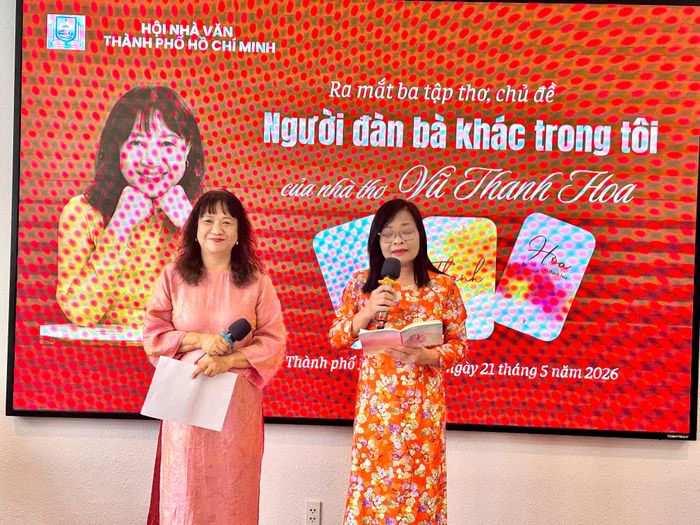 Nhà thơ Vũ Thanh Hoa (trái) và nhà thơ Trần Mai Hương cùng chia sẻ những vần thơ tại chương trình.