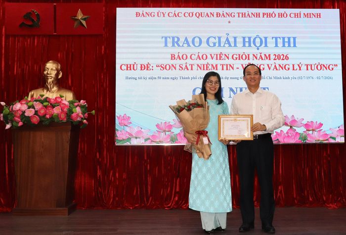  Thí sinh Phạm Thị Vân nhận Giải Nhất hội thi Báo cáo viên giỏi năm 2026 