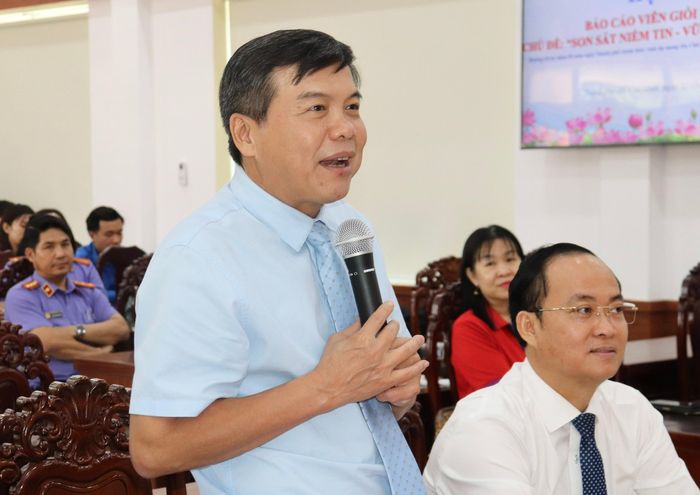  Đồng chí Tăng Hữu Phong, Phó Trưởng Ban Tuyên giáo và Dân vận Thành ủy TPHCM, Thành viên Ban giám khảo, đặt câu hỏi cho các thí sinh 