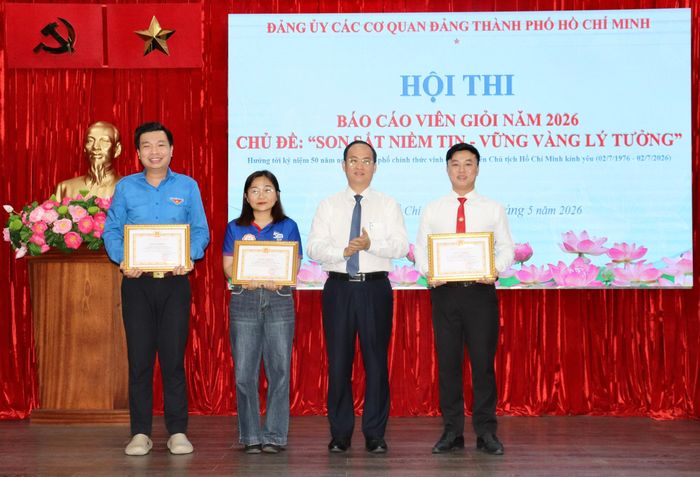  Đồng chí Nguyễn Khoa Hải trao 3 giải phụ đến các thí sinh 