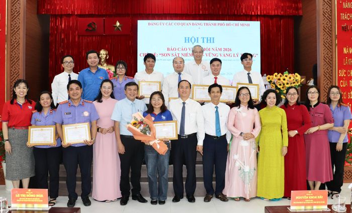  Đại biểu cùng thí sinh chụp hình lưu niệm tại hội thi 
