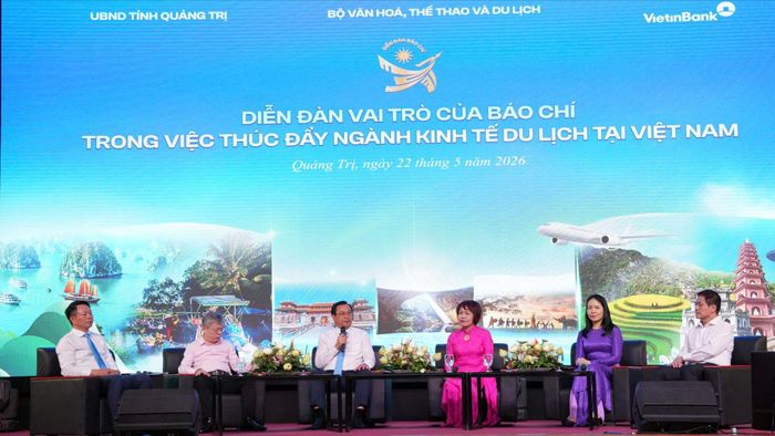  Các đại biểu trao đổi tại diễn đàn 