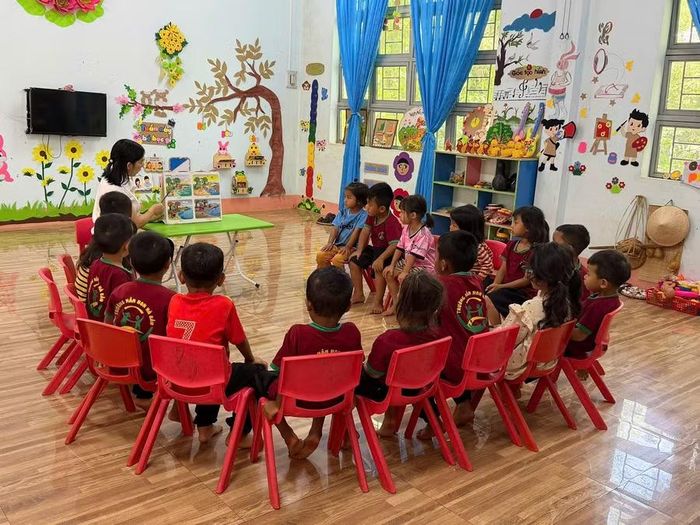 “Lắng nghe” chính là chất xúc tác giúp trẻ từng bước làm quen với ngôn ngữ mới.