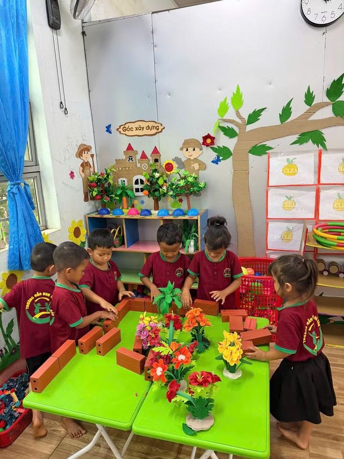 Niềm vui trong lớp học khi trẻ bắt đầu tự tin giao tiếp.