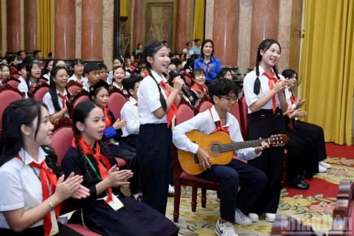 Gia Hân vinh dự là 1 trong 85 đội viên thiếu nhi tiêu biểu trên toàn quốc tham gia chương trình gặp mặt Tổng Bí thư, Chủ tịch nước Tô Lâm.