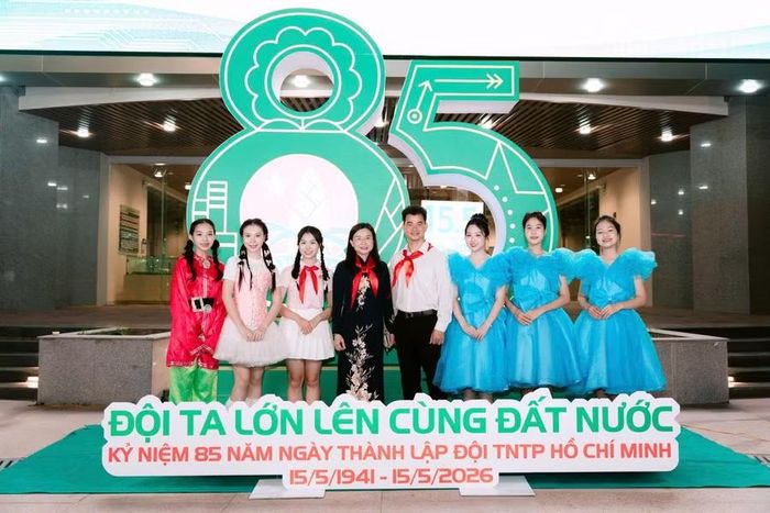 Gia Hân cùng NSND Xuân Bắc và cô Nguyễn Phạm Duy Trang (Bí thư Trung ương Đoàn, Chủ tịch Hội đồng Đội Trung ương) trong dịp kỷ niệm 85 năm ngày thành lập đội TNTP Hồ Chí Minh.