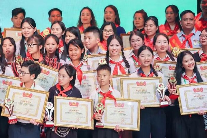 Nguyễn Ngọc Gia Hân vinh dự nhận giải thưởng Kim Đồng từ Ban Chấp hành Trung ương Đoàn TNCS Hồ Chí Minh.