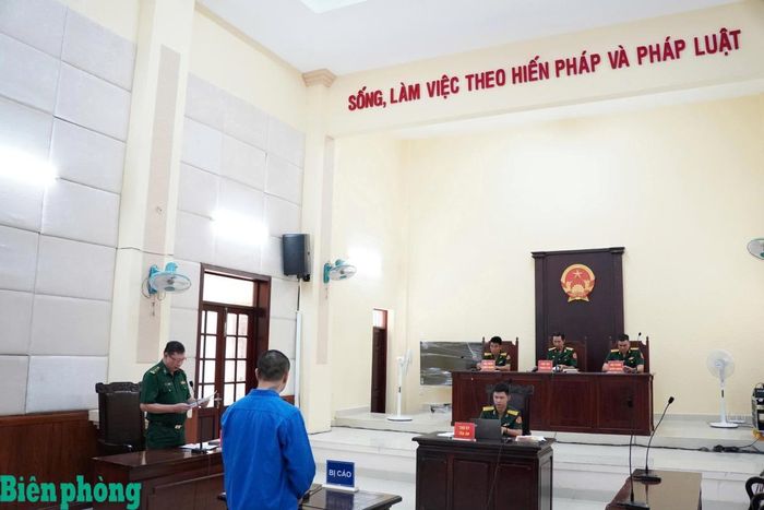 Kiểm sát viên Viện Kiểm sát quân sự khu vực 2 Bộ đội Biên phòng thực hành quyền công tố, kiểm sát, xét xử tại phiên tòa vụ án cố ý gây thương tích. Ảnh: Trần Tuấn