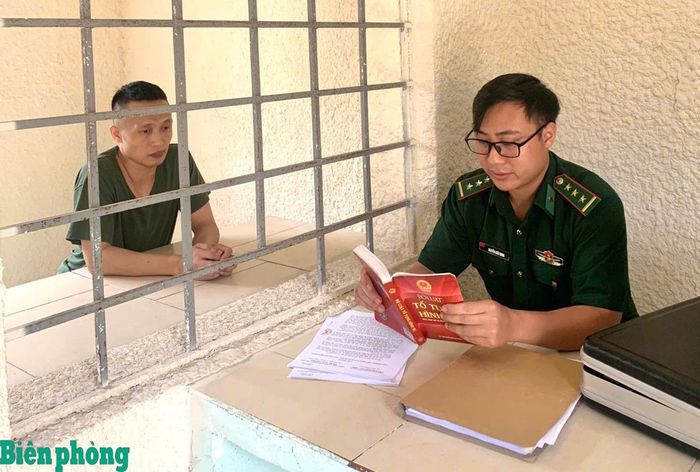 Kiểm sát viên Viện Kiểm sát quân sự Bộ đội Biên phòng hỏi cung bị can. Ảnh: Trần Tuấn