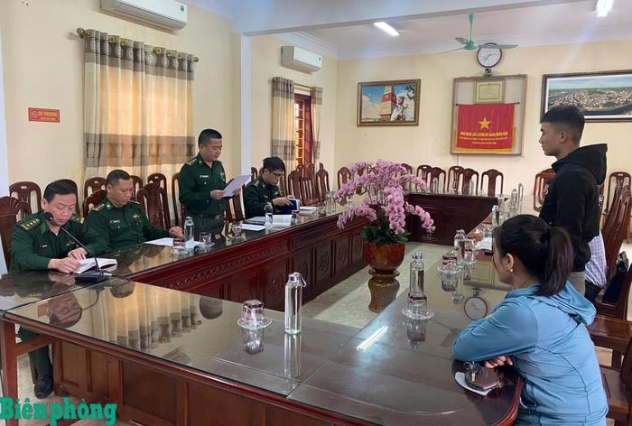 Viện Kiểm sát quân sự khu vực 1 Bộ đội Biên phòng kiểm sát việc tống đạt quyết định khởi tố bị can. Ảnh: Trần Tuấn