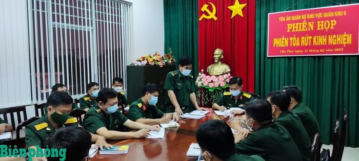 Viện Kiểm sát quân sự Bộ đội Biên phòng phối hợp với Tòa án quân sự Quân khu 9 tổ chức phiên tòa rút kinh nghiệm năm 2022. Ảnh: Trần Tuấn