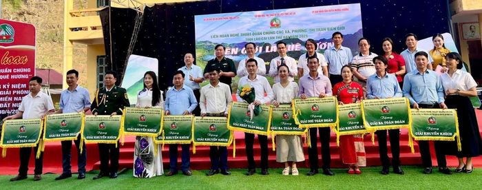 Ông Lại Vũ Hiệp (thứ 3 từ trái sang, hàng trên) cùng các đại biểu chụp ảnh lưu niệm với các đơn vị đạt giải trong Liên hoan nghệ thuật quần chúng các xã, phường, thị trấn biên giới tỉnh Lào Cai lần thứ 2 năm 2025. Ảnh: Đình Trọng