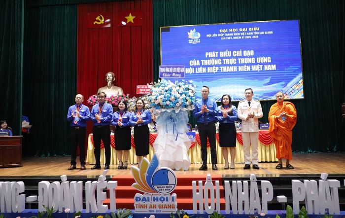 Lãnh đạo Trung ương Hội LHTN Việt Nam tặng lẵng hoa chúc mừng Đại hội.