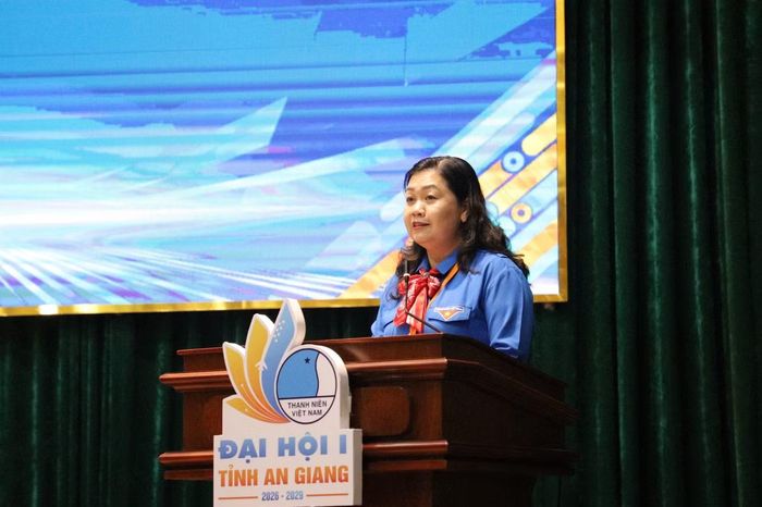 Chị Thị Phương Hồng - Phó Bí thư Thường trực Tỉnh Đoàn, Chủ tịch Hội LHTN Việt Nam tỉnh An Giang phát biểu.