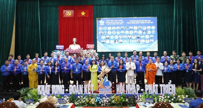Ủy ban Hội LHTN tỉnh An Giang khóa I ra mắt và phát biểu trước Đại hội. Ảnh: Nhật Huy.