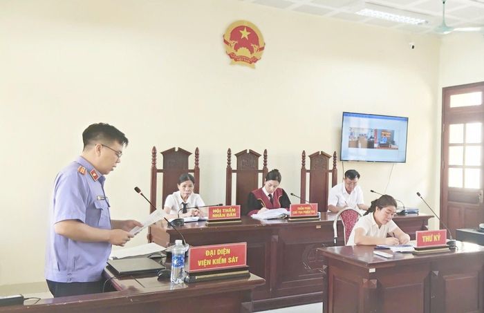 Sáng 22/5, TAND Khu vực 2 Hà Tĩnh mở phiên sơ thẩm xét xử trực tuyến đối với bị cáo Nguyễn Đăng Cường (SN 1996, Nghệ An) về tội “Tàng trữ trái phép chất ma túy”.