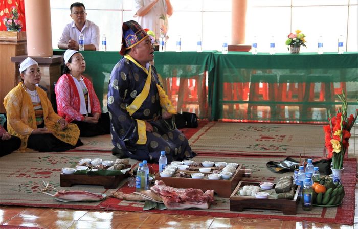 Nghệ nhân Bùi Văn Thành cất tiếng mo trầm đều bên mâm lễ khai Hạ.