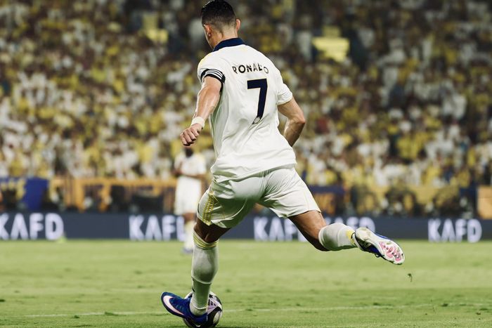 Ronaldo với cú sút phạt trực tiếp thành bàn. Ảnh: Al Nassr