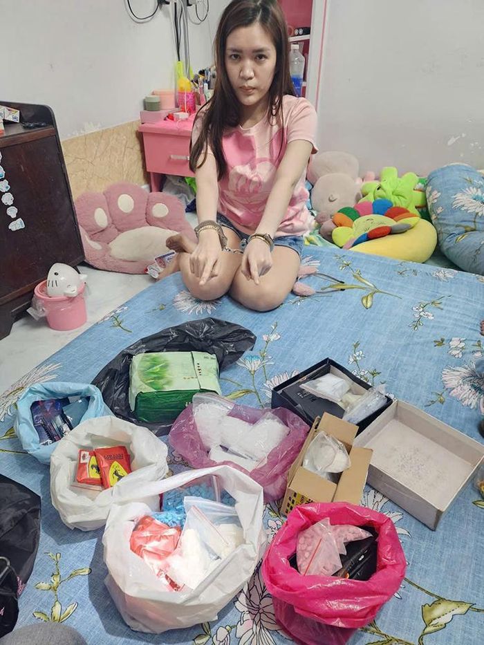 Một đối tượng nữ bị bắt cùng tang vật ma túy. Ảnh: CACC
